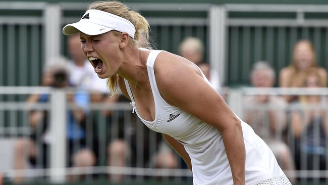 Wozniacki sepertinya akan menang mudah setelah unggul 6-1 di set pertama. Namun, petenis asal Denmark itu membuang keunggulan 5-1 di set kedua.
