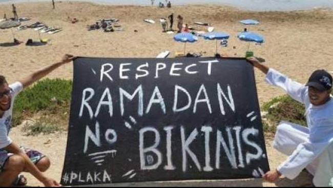 Sekelompok peselancar muda Maroko meluncurkan kampanye yang melarang wisatawan asing mengenakan bikini di pantai.