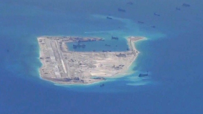 Pemerintah China murka setelah dua kapal perang Amerika Serikat berlayar di dekat gugus karang Gaven dan Chigua, Laut China Selatan.