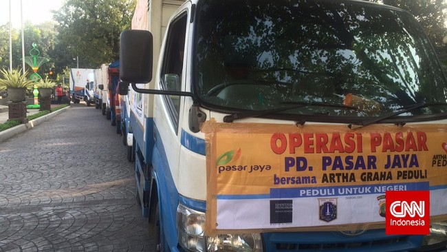 Petugas kepolisian juga diminta untuk mendekati para pedagang dan pengelola rumah potong agar tak menimbun daging yang membuat harga melambung.