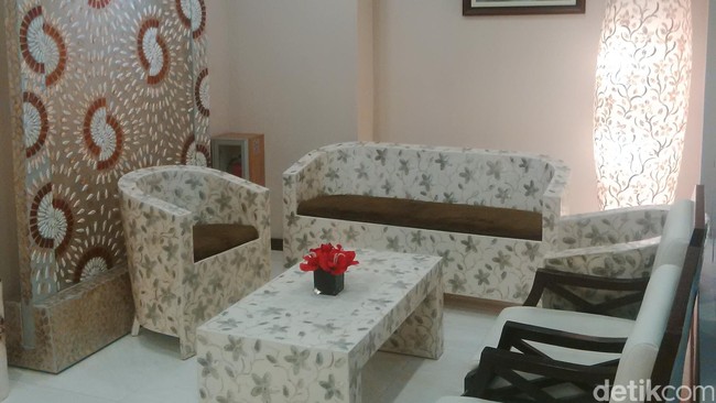 Untuk menghindari hotel transit tersebut disalahgunakan, KA Pariwisata menerapkan syarat khusus bagi calon penyewanya.