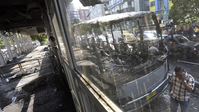 Bus TransJakarta yang terbakar tadi pagi di Halte UI Salemba adalah jenis bus gandeng merek Komodo yang dioperasikan Lorena.