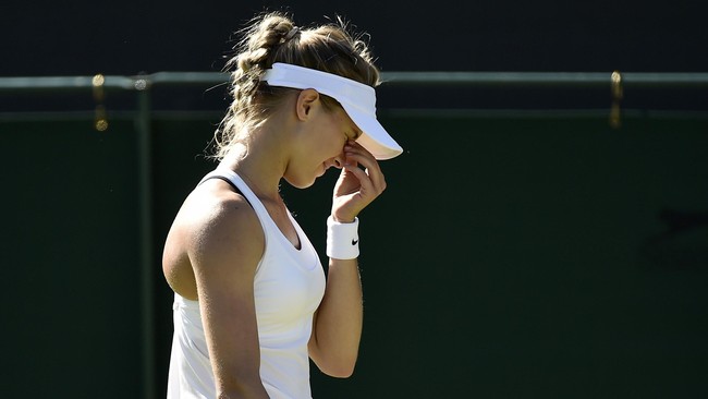 Petenis asal Swiss Roger Federer mempertanyakan urgensi tetap mempertahankan tradisi serba putih dalam turnamen grand slam di Wimbledon, London.