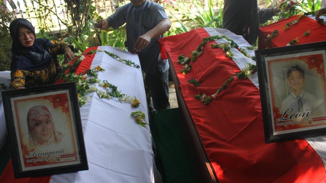 Salah satu keluarga korban hingga kini belum emendapatkan kepastian hasil identifikasi jenazah anggota keluarga mereka yang turut jadi korban.