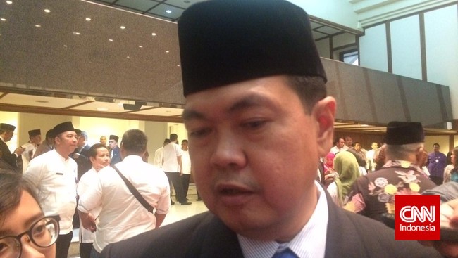 Disnakertrans DKI Jakarta menyatakan perusahaan dilarang melakukan PHK pegawai yang positif Covid-19. Hak pegawai juga harus dibayarkan.