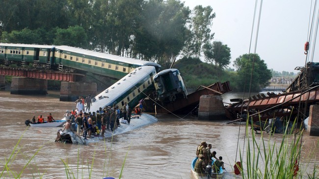 Kereta yang membawa ratusan personil militer Pakistan dan keluarga mereka jatuh ke sungai ketika jembatan yang dilalui runtuh. 
