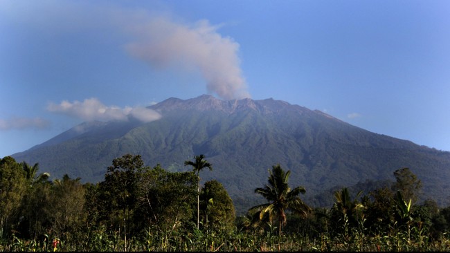 Memasuki minggu ketiga, Gunung Raung mengalami peningkatan aktivitas. Namun, pengungsian warga dianggap belum perlu.
