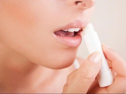 Bibir Kering dan Pecah-pecah? Ini Penyebab dan Cara Mengatasinya
