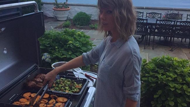 Taylor Swift dan Calvin Harris berpesta barbeque tepat di Hari Kemerdekaan Amerika Serikat, pada hari ini, 4 Juli 2015.