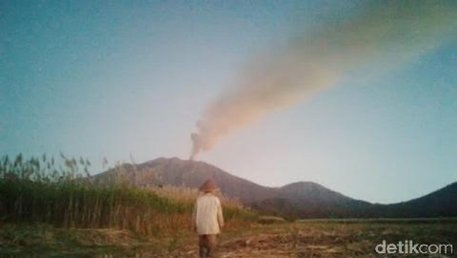 Pihak BMKG mengatakan erupsi juga memiliki ketinggian hingga 5.000 meter dari permukaan laut. 