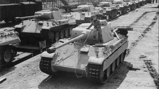 Tank Panther tahun 1943 itu disimpan di basement sebuah vila di kota kecil Jerman, beserta torpedo dan senjata lain.