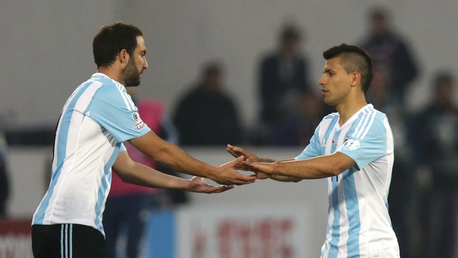 Aguero dan Higuain tak bisa berbuat banyak di lini depan Argentina saat menjamu Paraguay di Stadion Mario Kempes dalam lanjutan kualifikasi PD 2018.