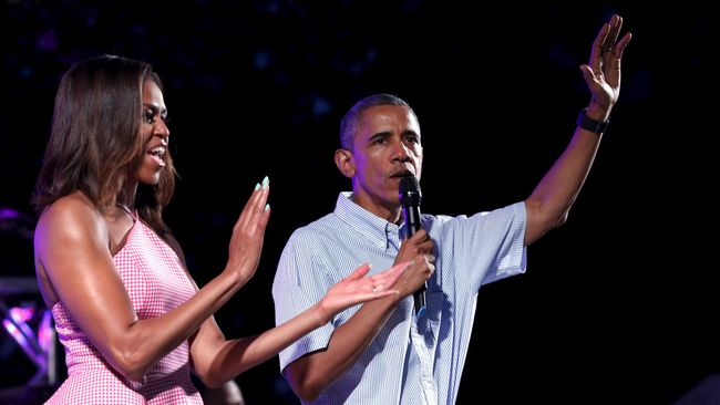 Dalam kencan pertama tahun 1989, Obama mengajak istrinya kini, Michelle menonton film, mengunjungi Art Institute of Chicago, dan berciuman pertama kali.