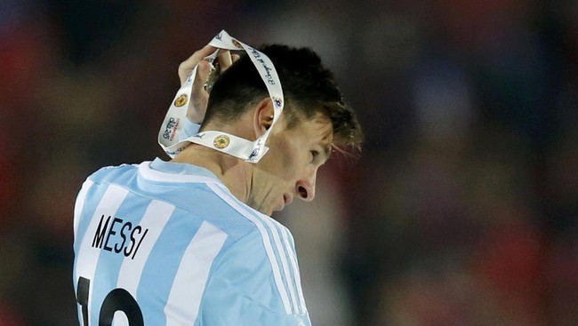 Matias Almeyda dan Ariel Ortega membela Lionel Messi dari serbuan kritik yang datang padanya usai kekalahan Argentina di Copa America 2015.