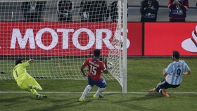 Siapa Lebih Frustrasi, Higuain Atau Messi?