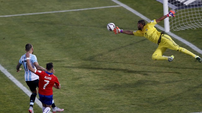 Kiper Manchester United, Sergio Romero batal memperkuat Timnas Argentina di Piala Dunia 2018 karena cedera lutut.