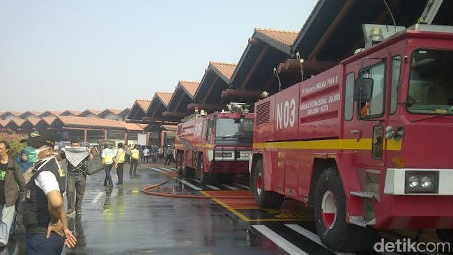 Hampir seluruh penerbangan dari Bandara Soekarno-Hatta sejak pagi hari ini mengalami keterlambatan akibat terminal 2E kebakaran.