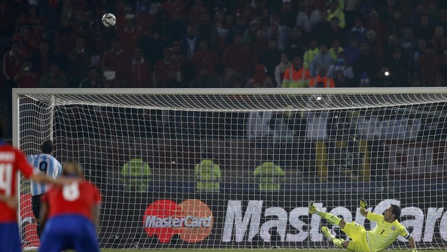 Penyerang Chile Alexis Sanchez mencetak gol lewat tendangan panenka, sementara tendangan penalti penyerang Argentina Gonzalo Higuain melambung di atas gawang.