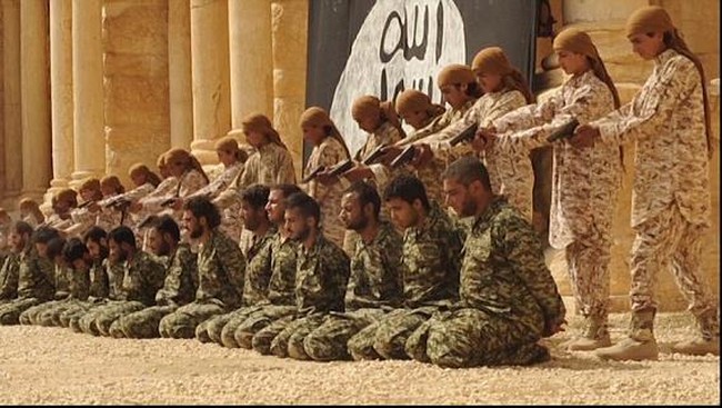 Sebanyak 25 tentara Suriah dibuat berlutut di atas panggung kota zaman Romawi di Palmyra. Mereka dieksekusi oleh para militan remaja ISIS.