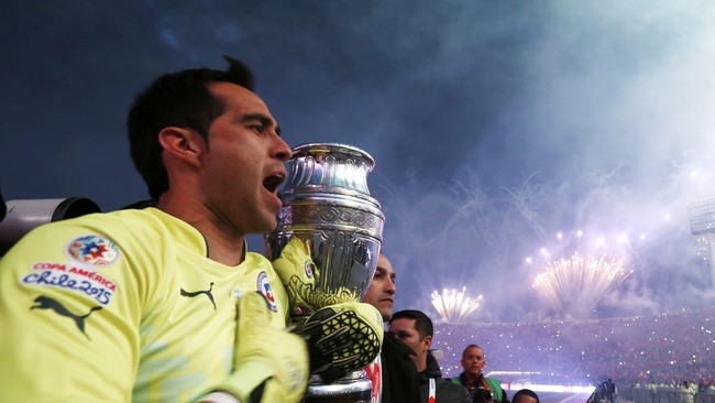 Clauio Bravo memenangkan Sarung Tangan Emas, sementara Eduardo Vargas dan Paolo Guerrero menjadi top skor Copa America 2015.