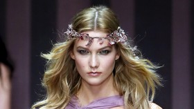 Karlie Kloss Pilih Jadi Feminis ketimbang 'Bidadari'