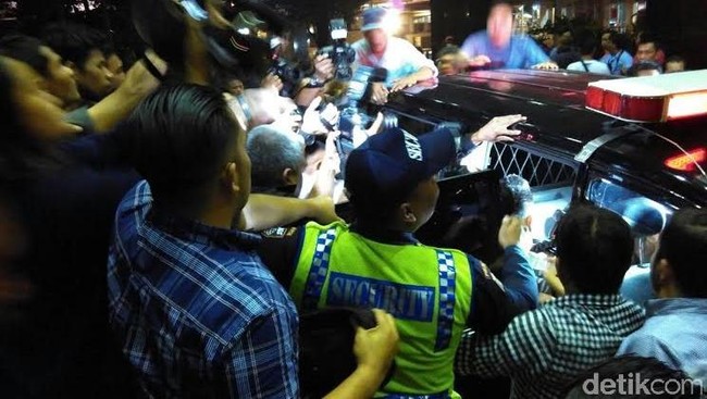 Keduanya diduga menyuap mantan Ketua Mahkamah Konstitusi Akil Moctar dalam perkara sengketa pilkada.