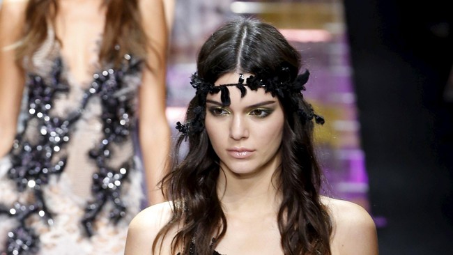 Kreasi Busana Penuh Detail Versace, Valli, dan Ralph-Russo