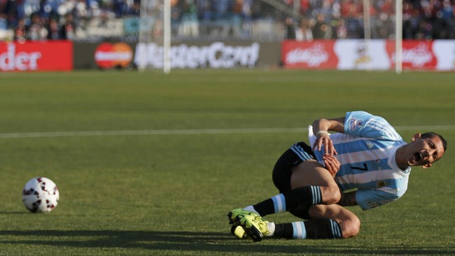 Duel Argentina lawan Chile di babak pertama berakhir tanpa gol meski kedua tim sempat menciptakan peluang emas.
