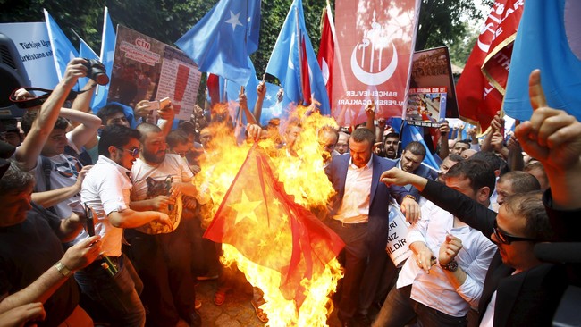 Ratusan demonstran Turki yang memprotes diskriminasi China atas Muslim Uighur menyerang turis Korea yang disangka warga China. 