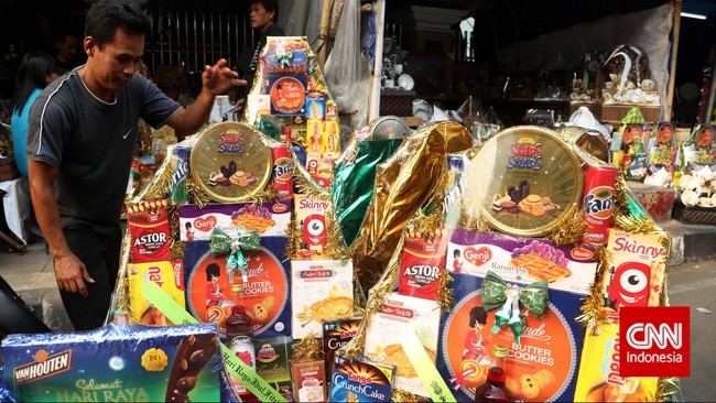 Selain parsel, bisnis lain yang menjanjikan untuk dilakoni selama ramadan ini, yaitu penjualan kue-kue kering dan busana muslim.