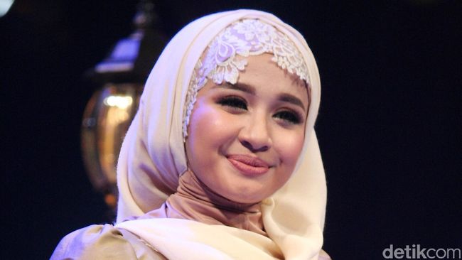 Peran sebagai ibu-anak di film Surga yang Tak Dirindukan terbawa ke dunia nyata. "Aku bilang ke Sabrina, aku ingin punya anak seperti dia."