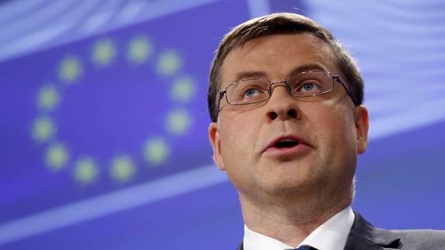 Wakil Presiden Komisi Eropa, Valdis Dombrovskis, menyatakan Yunani harus tetap berada dalam zona euro terlepas dari hasil referendum pada Ahad (6/7).
