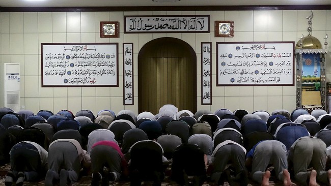 Laporan media mengungkap kisah seorang dari banyak Muslim di Xinjiang yang ditahan dan dipaksa meninggalkan keyakinannya untuk Partai Komunis China.