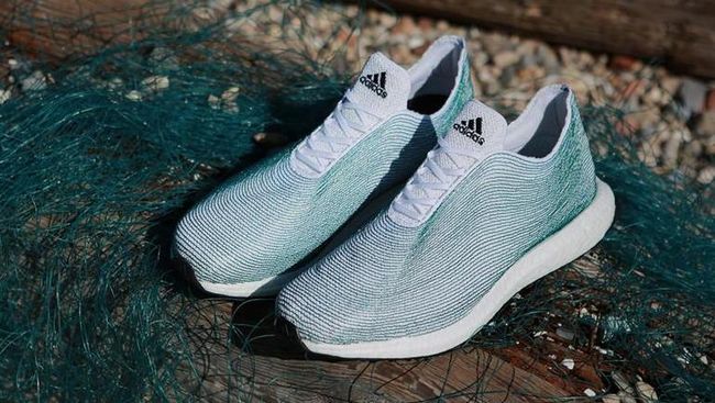 Kini sebuah perusahaan sepatu besar asal Jerman, Adidas, membuat inovasi baru dengan mendaur ulang sampah dari laut menjadi sepatu.