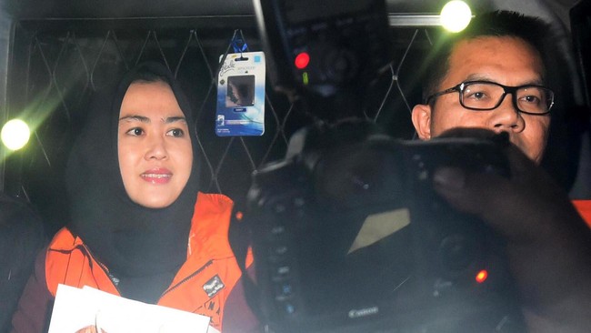 Bupati Empat Lawang Budi Antoni Aljufri dan istrinya, Suzannna Budi Antoni, diperiksa KPK sebagai tersangka suap sengketa Pilkada Kabupaten Morotai.