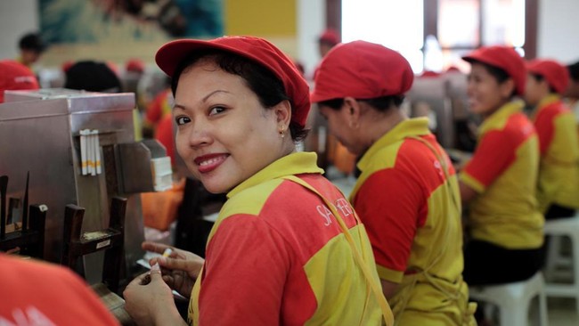 PT HM Sampoerna Tbk akan mengkomersialkan produk rokok elektrik setelah melakukan hasil uji coba pasar.