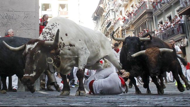 Selama musim panas ini, sepuluh orang, termasuk empat warga Amerika Serikat, diseruduk banteng, meskipun tidak sampai meregang nyawa.