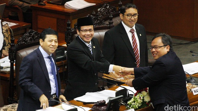 Pengesahan RAPBN 2016 molor dari jadwal karena berbagai alasan, mulai dari terhambatnya pembahasan amnesti spesial, dana aspirasi, hingga alokasi PMN ke BUMN.