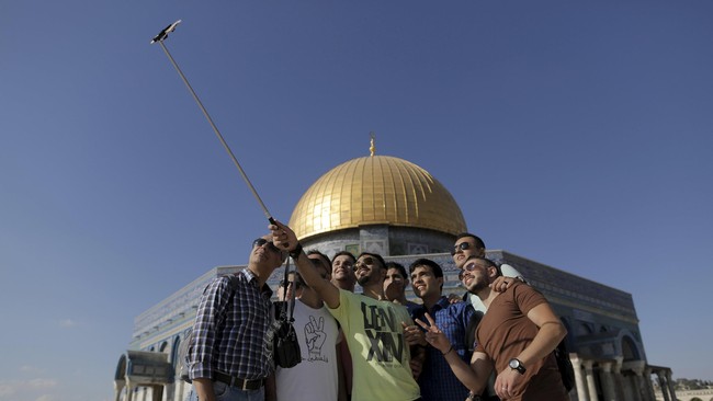 Warga Palestina, baik tua maupun muda, beramai-ramai selfie di Masjid Al-Aqsa, Yerusalem, situs suci umat Muslim sejak abad ke-8.
