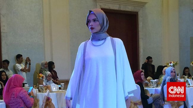 Pakaian merupakan salah satu atribut penting dalam perayaan Idul Fitri. Semua umat Islam, terutama perempuan, seakan berlomba tampil menawan.