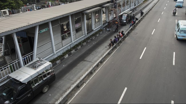 Para pegawai Transjakarta tersengat listrik lantaran di dekat tiang PJU tersebut terdapat genangan air yang notabene merupakan konduktor air.