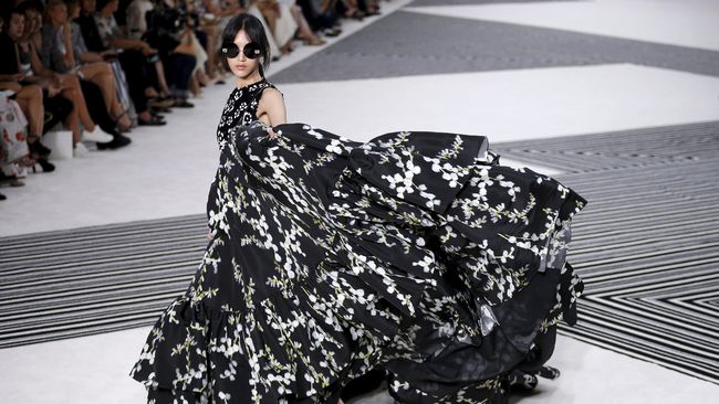 Di Indonesia, haute couture diterjemahkan menjadi adibusana. Kendati belum semapan Paris, adibusana di Indonesia sebenarnya sudah berjalan cukup lama.