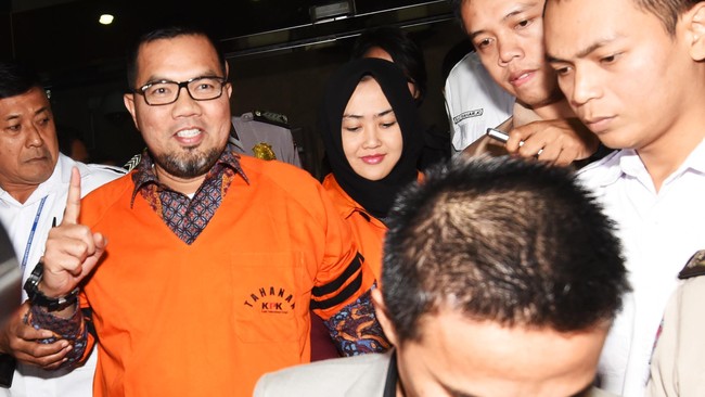 Gubernur Sumatera Utara Gatot Pudjo Nugroho dan sang istri menambah panjang rentetan kasus korupsi yang dilakukan kompak oleh suami-istri.