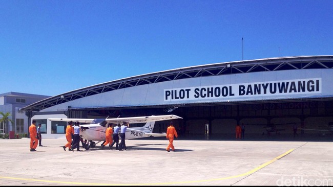 Seluruh kegiatan penerbangan di Bandara Blimbingsari Banyuwangi dihentikan, baik pesawat komersil ataupun latih karena abu vulkanik Gunung Barujari.