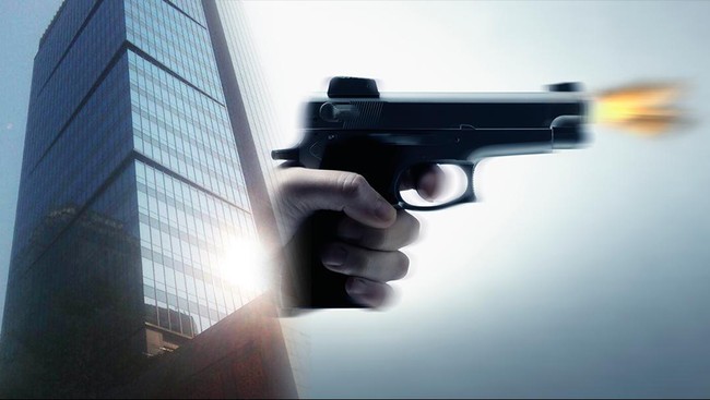 Tim Labfor Polres Jakarta Pusat memeriksa benda berbentuk tak beraturan yang menempel di salah satu jendela gedung MNC Financial Tower yang ditembak.