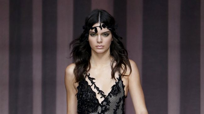 Sebagai model Kendall Jenner ternyata juga bukan tak mempan serangan jerawat. Sedemikian parahnya sampai-sampai dia tak percaya diri menatap lawan bicaranya.
