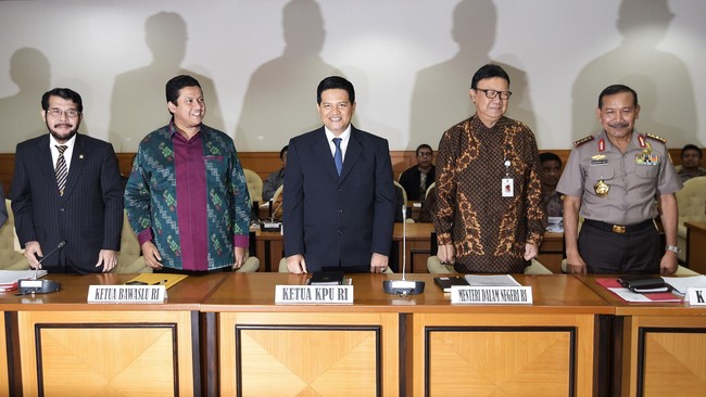 Permintaan MK atas penambahan waktu penyelesaian sengketa pilkada jadi pintu masuk DPR menunda agenda tersebut dengan langkah merubah UU yang ada.