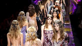 Kreasi Busana Penuh Detail Versace, Valli, dan Ralph-Russo