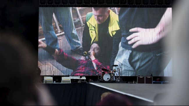 Di sela penampilannya, Dave Grohl buka suara mengenai keputusannya membuat bangku raja yang membantunya tampil kembali bersama Foo Fighters.