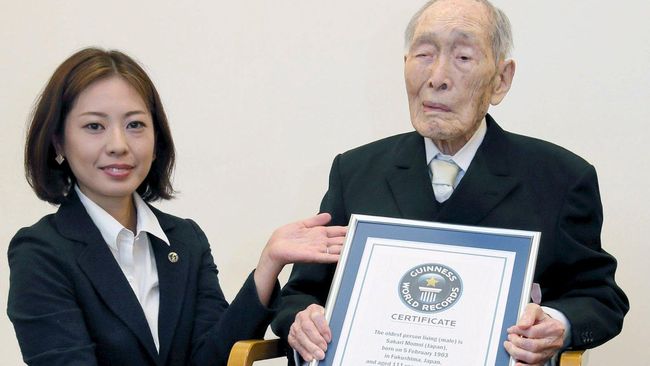 Pria tertua di dunia, Sakari Momoi, mengembuskan napas terakhirnya dalam usia 112 tahun di kampung halamannya di Tokyo, Jepang, pada Minggu (5/7).